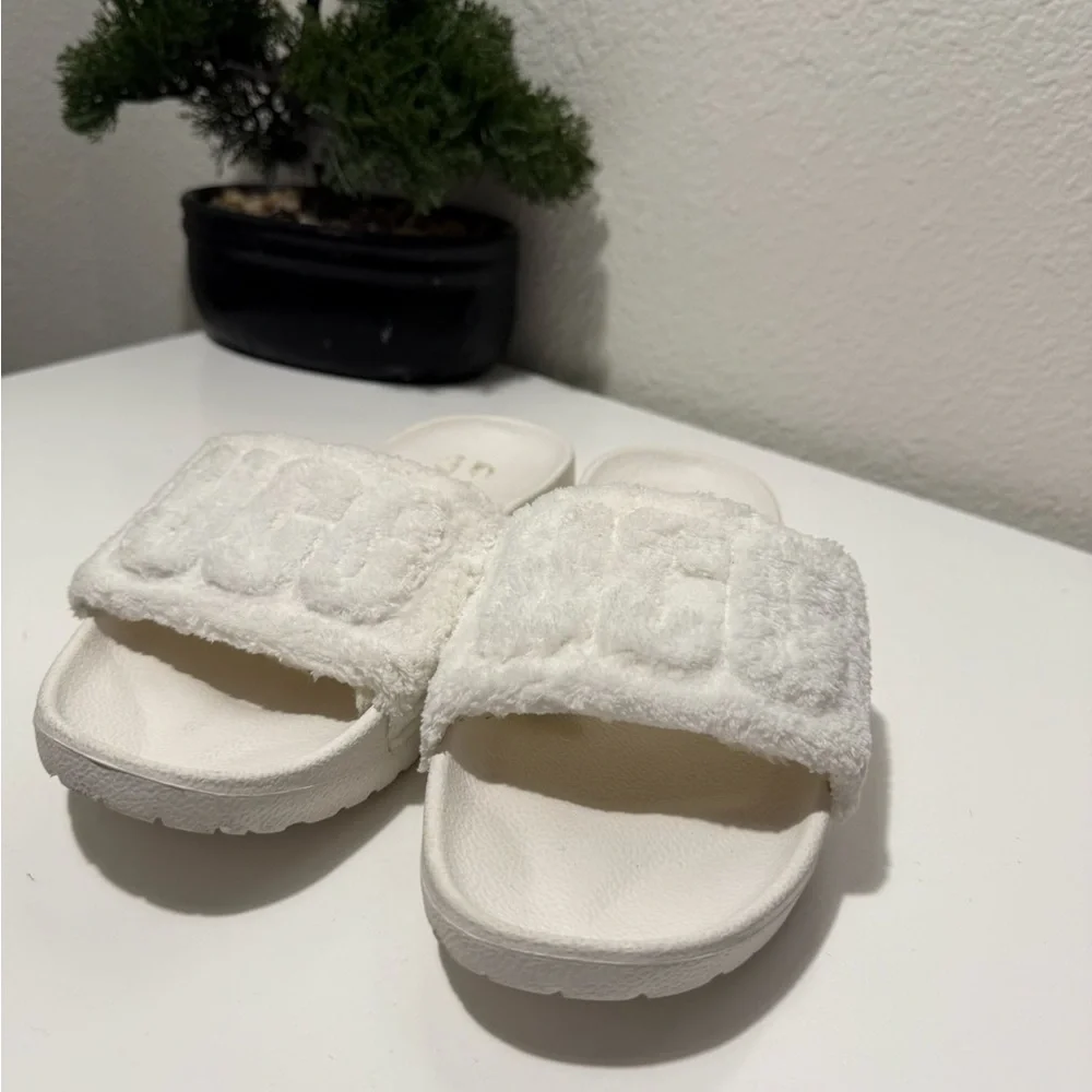 UGG Cream Slippers - Picture 1 of 7